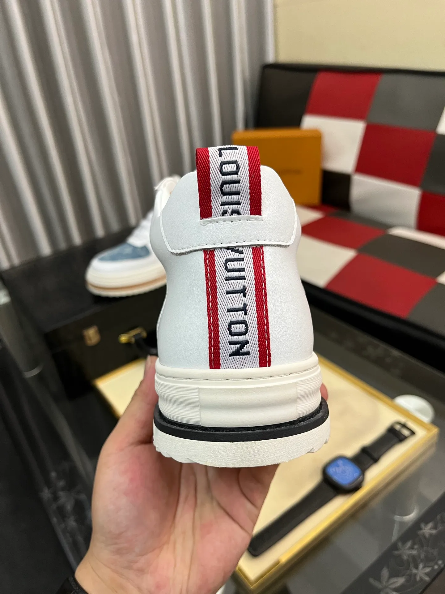 Ex-factory price: 420⌚️⌚️《Louis vuitton/LV Louis Vuitton》original quality.~ Unique modern style sneakers. 🏃A must-have casual shoe for trendy men😍😍 Original brand imported from Italy, imported original leather, cowhide lining (refuses to discolor and grind feet) sole: original sole provided by the original factory, French lazy style design ⚠️Fit to the feet, original quality, super comfortable original sole. Code number: 38-442️⃣Colors available